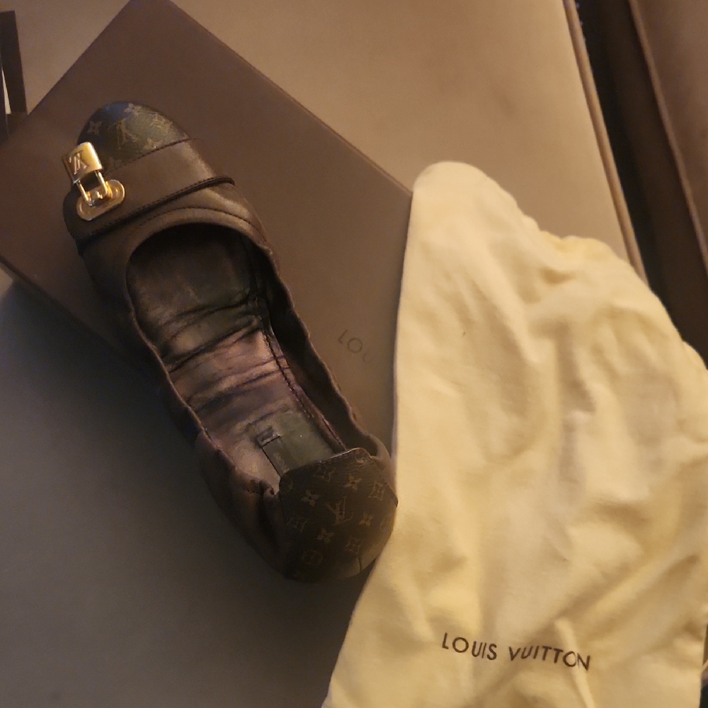 Louis Vuitton Black and Gold Women's Flats